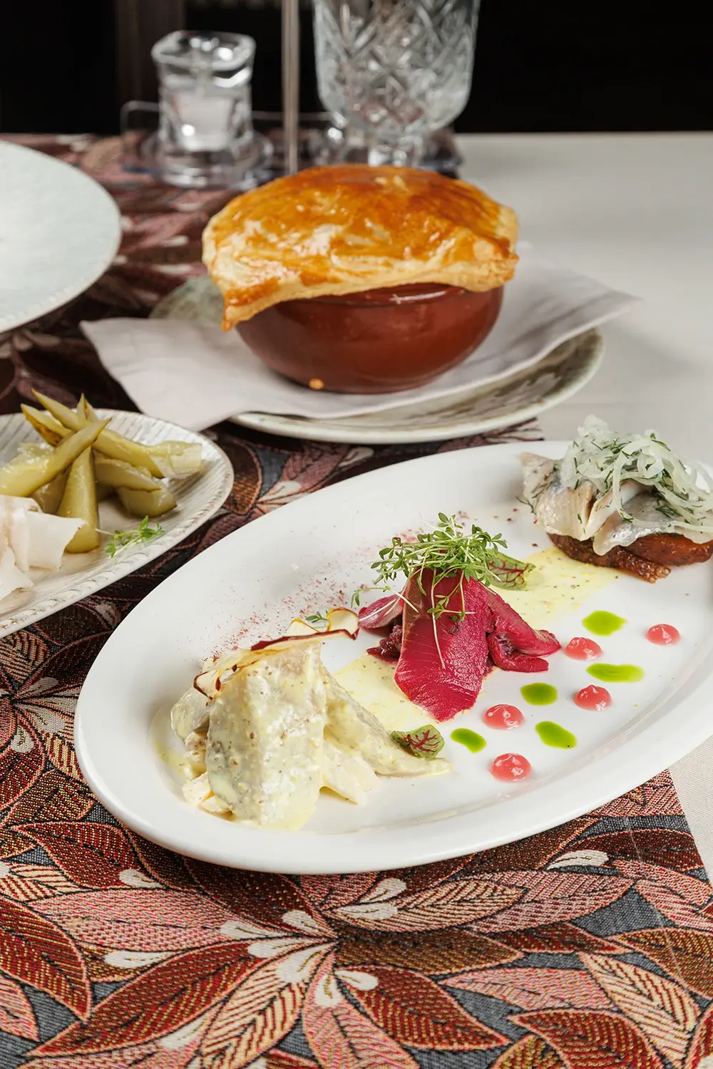 Филе сельди «Сутинское» в 3-х маринадах: в горчичном с яблоками, в свекольном квасе с лепестками маринованного лука, и в подсолнечном масле, на обжаренном картофеле – от Ресторана «Кухмистр» Филе сельди «Сутинское» в 3-х маринадах: в горчичном с яблоками, в свекольном квасе с лепестками маринованного лука, и в подсолнечном масле, на обжаренном картофеле – от Ресторана «Кухмистр»