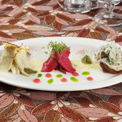 Филе сельди «Сутинское» в 3-х маринадах: в горчичном с яблоками, в свекольном квасе с лепестками маринованного лука, и в подсолнечном масле, на обжаренном картофеле – от Ресторана «Кухмистр»