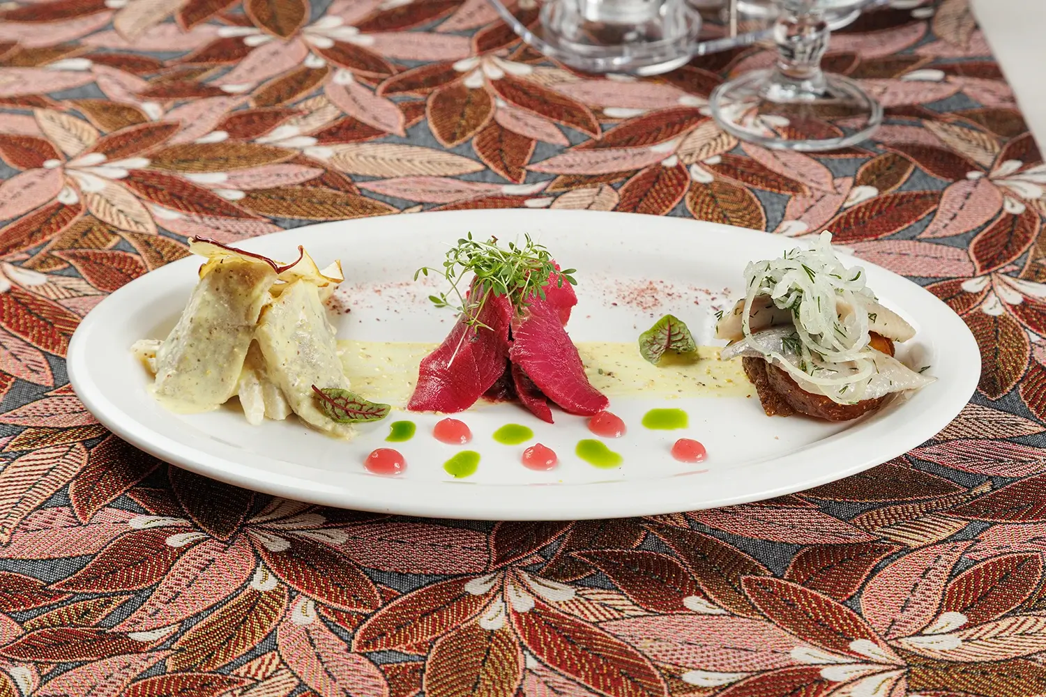 Филе сельди «Сутинское» в 3-х маринадах: в горчичном с яблоками, в свекольном квасе с лепестками маринованного лука, и в подсолнечном масле, на обжаренном картофеле – от Ресторана «Кухмистр»