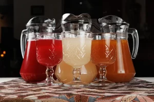 Клюквенный морс, Яблочный квас, Хлебный квас – натуральные фирменные прохладительные напитки собственного приготовления от Ресторана «Кухмистр»