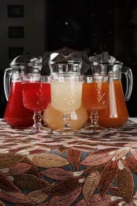 Клюквенный морс, Яблочный квас, Хлебный квас – натуральные фирменные прохладительные напитки собственного приготовления от Ресторана «Кухмистр»