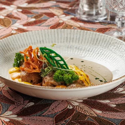 Голубцы пани Стефы с начинкой из рубленой свинины, томлёные в овощном соусе, подаются с грибным и морковным соусом от Ресторана «Кухмистр»