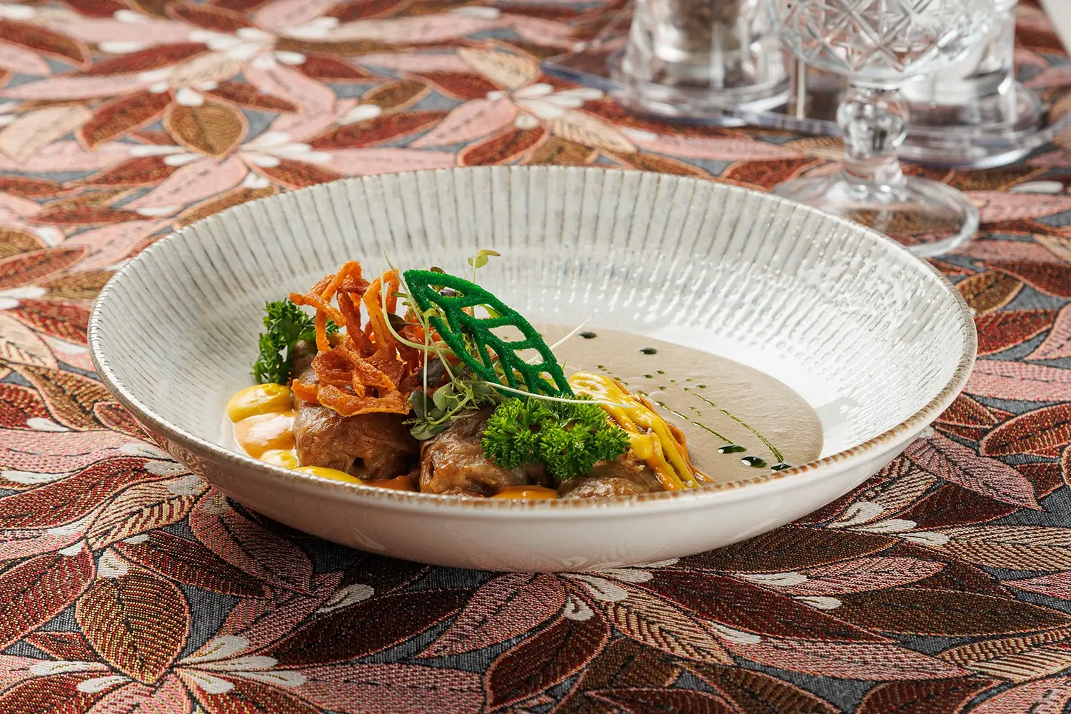 Голубцы пани Стефы с начинкой из рубленой свинины, томлёные в овощном соусе, подаются с грибным и морковным соусом от Ресторана «Кухмистр»