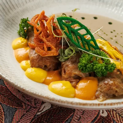 Голубцы пани Стефы с начинкой из рубленой свинины, томлёные в овощном соусе, подаются с грибным и морковным соусом от Ресторана «Кухмистр»