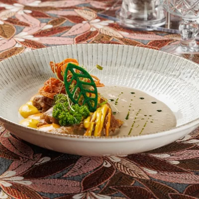 Голубцы пани Стефы с начинкой из рубленой свинины, томлёные в овощном соусе, подаются с грибным и морковным соусом от Ресторана «Кухмистр»