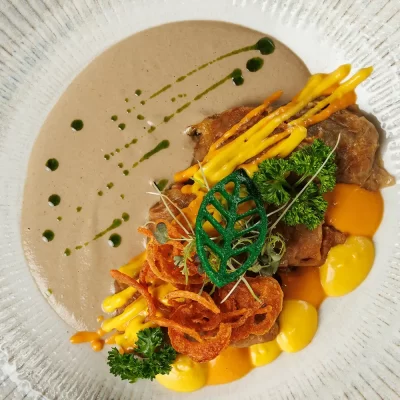 Голубцы пани Стефы с начинкой из рубленой свинины, томлёные в овощном соусе, подаются с грибным и морковным соусом от Ресторана «Кухмистр»