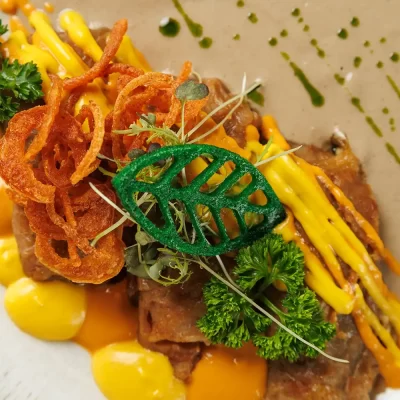 Голубцы пани Стефы с начинкой из рубленой свинины, томлёные в овощном соусе, подаются с грибным и морковным соусом от Ресторана «Кухмистр»