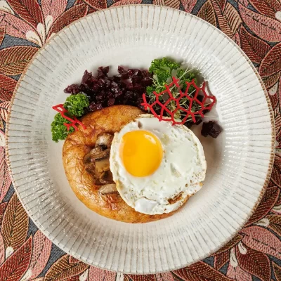 Картофельная колбаса (белорусская «Бульбяная кішка») из тёртого картофеля со шкварками и жареными грибами от Ресторана «Кухмистр»