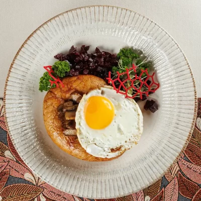 Картофельная колбаса (белорусская «Бульбяная кішка») из тёртого картофеля со шкварками и жареными грибами от Ресторана «Кухмистр»