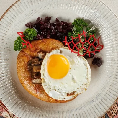 Картофельная колбаса (белорусская «Бульбяная кішка») из тёртого картофеля со шкварками и жареными грибами от Ресторана «Кухмистр»