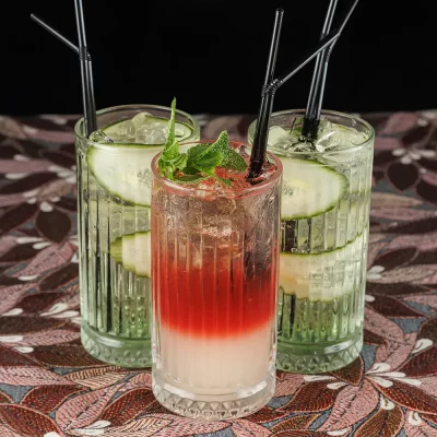 Коктейли «Малиновое наслаждение», «Огуречный джин-тоник», и освежающий коктейль с огурцом от Ресторана «Кухмистр»