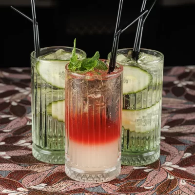 Коктейли «Малиновое наслаждение», «Огуречный джин-тоник», и освежающий коктейль с огурцом от Ресторана «Кухмистр»