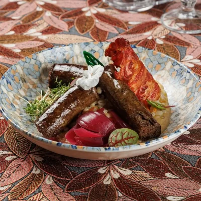 Жареная домашняя колбаса из говяжьей печени и гречневой крупы «Потрошанка» с перловой кашей и печёными баклажанами от Ресторана «Кухмистр»