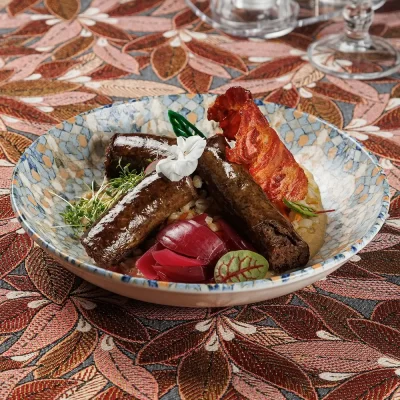 Жареная домашняя колбаса из говяжьей печени и гречневой крупы «Потрошанка» с перловой кашей и печёными баклажанами от Ресторана «Кухмистр»