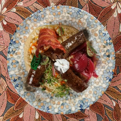 Жареная домашняя колбаса из говяжьей печени и гречневой крупы «Потрошанка» с перловой кашей и печёными баклажанами от Ресторана «Кухмистр»