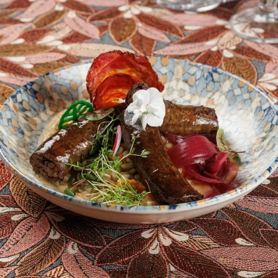 Жареная домашняя колбаса из говяжьей печени и гречневой крупы «Потрошанка» с перловой кашей и печёными баклажанами от Ресторана «Кухмистр»