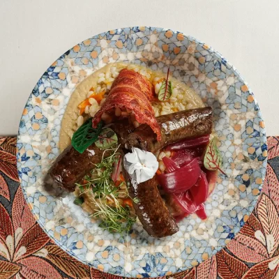 Жареная домашняя колбаса из говяжьей печени и гречневой крупы «Потрошанка» с перловой кашей и печёными баклажанами от Ресторана «Кухмистр»