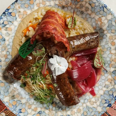 Жареная домашняя колбаса из говяжьей печени и гречневой крупы «Потрошанка» с перловой кашей и печёными баклажанами от Ресторана «Кухмистр»