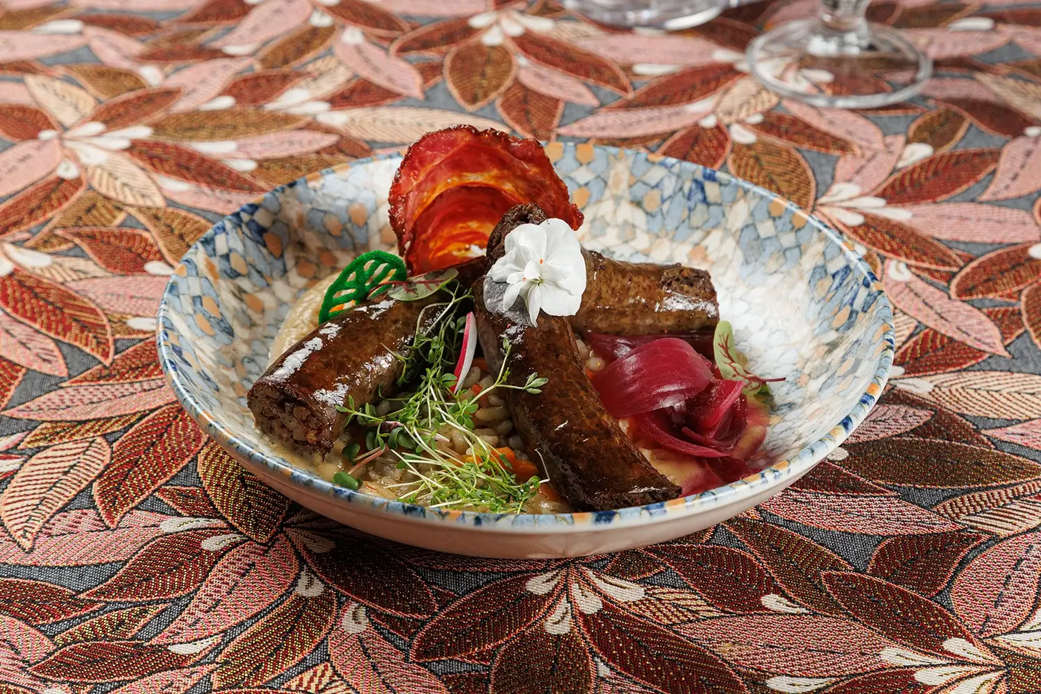 Жареная домашняя колбаса из говяжьей печени и гречневой крупы «Потрошанка» с перловой кашей и печёными баклажанами от Ресторана «Кухмистр»