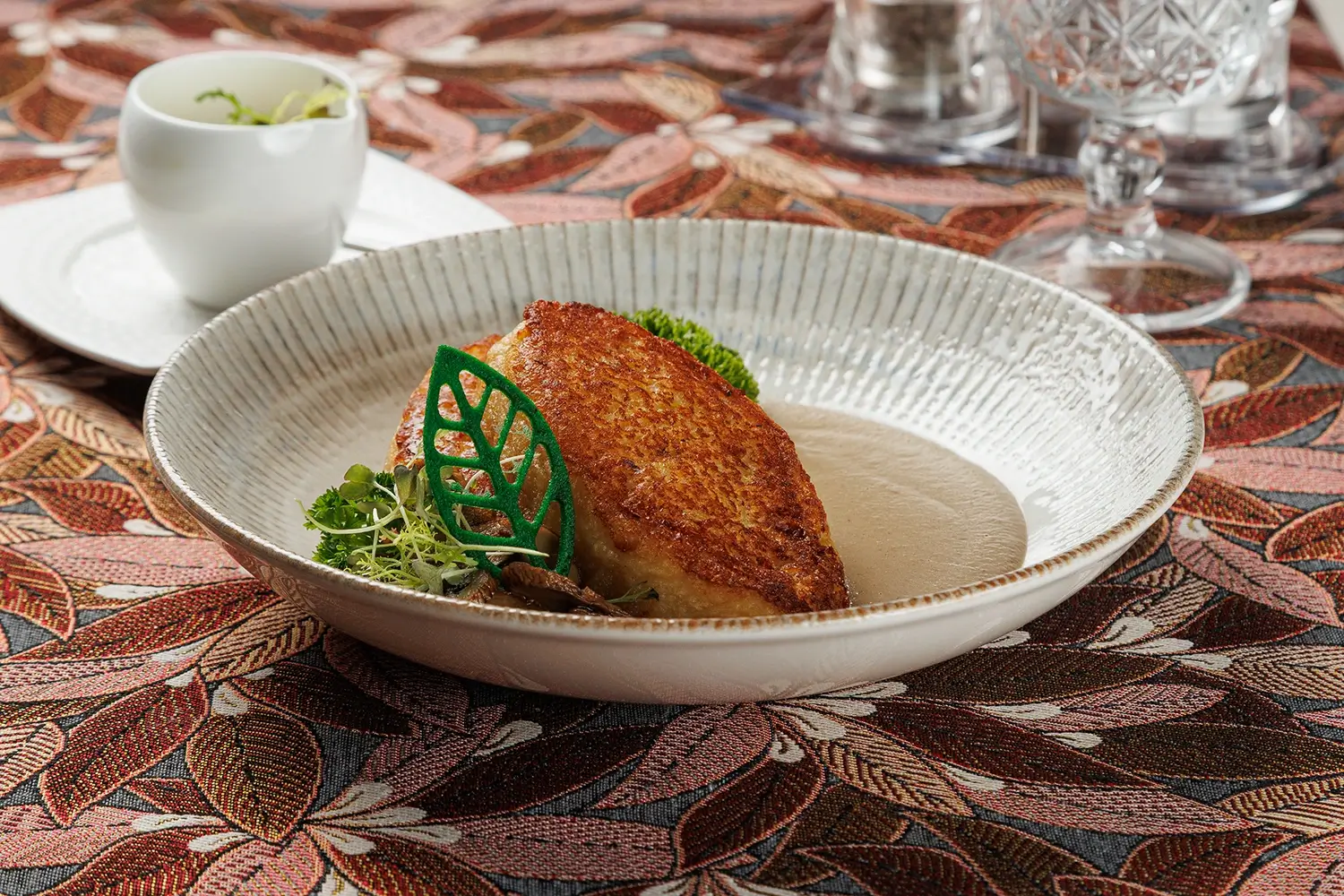 Картофельные колдуны «Вилейские» с начинкой из рубленой свинины с грибным соусом и сметаной от Ресторана «Кухмистр»