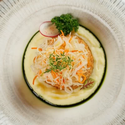 Котлета «Папараць-кветка» («Цветок Папоротника») с картофельным пюре и капустным салатом от Ресторана «Кухмистр»