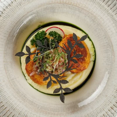 Котлетки из щуки «Кронон» с картофельным пюре и смесью мелко нарезанных свежих овощей от Ресторана «Кухмистр»