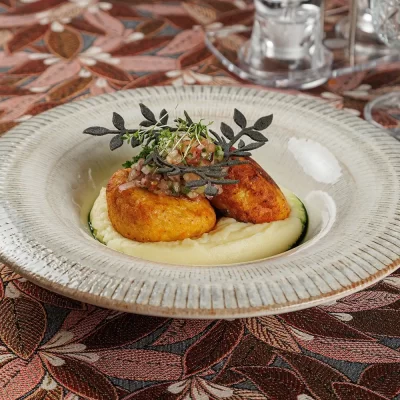 Котлетки из щуки «Кронон» с картофельным пюре и смесью мелко нарезанных свежих овощей от Ресторана «Кухмистр»