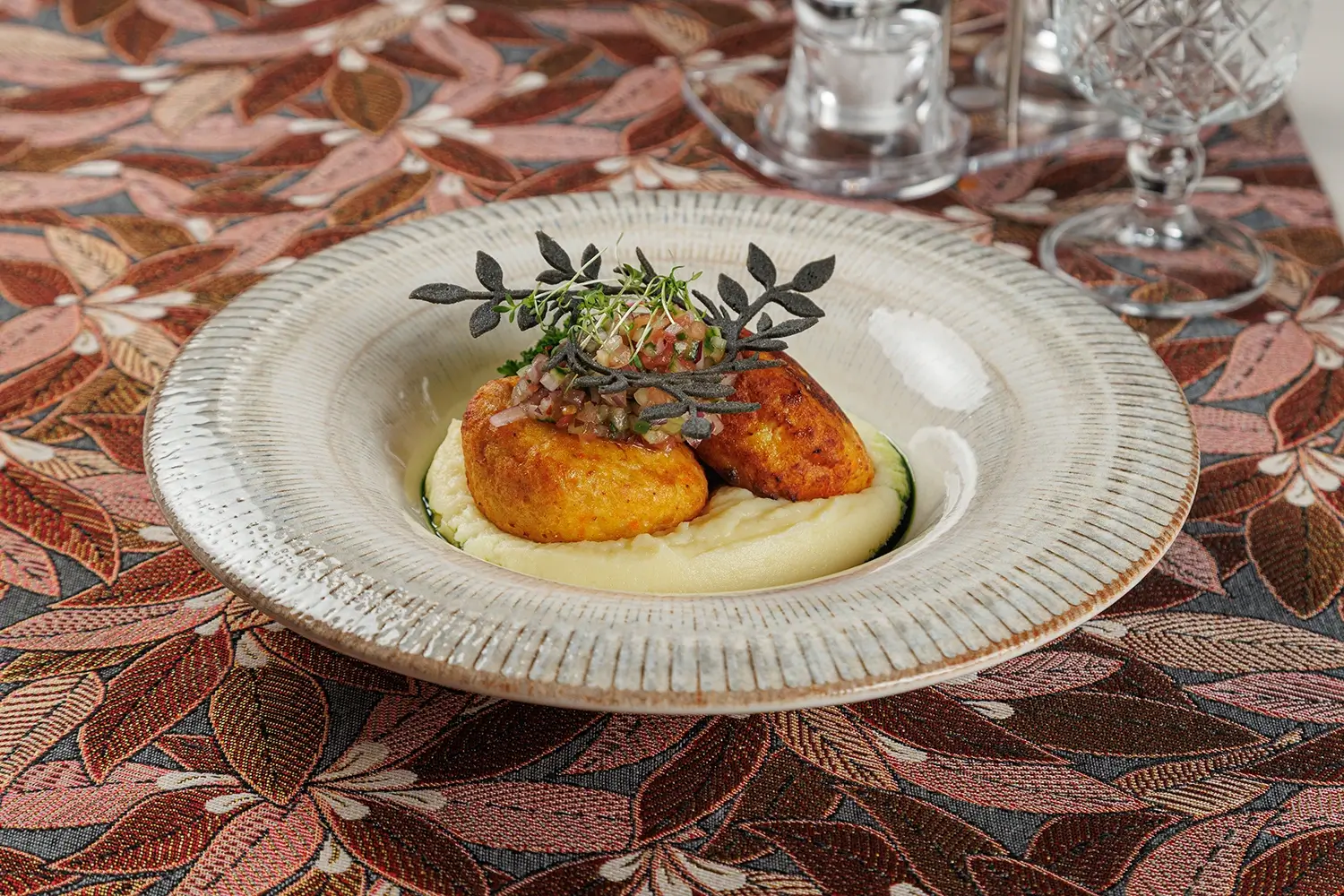 Котлетки из щуки «Кронон» с картофельным пюре и смесью мелко нарезанных свежих овощей от Ресторана «Кухмистр»