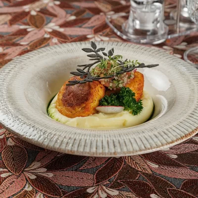 Котлетки из щуки «Кронон» с картофельным пюре и смесью мелко нарезанных свежих овощей от Ресторана «Кухмистр»