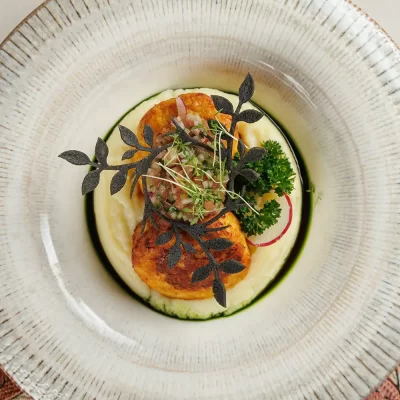 Котлетки из щуки «Кронон» с картофельным пюре и смесью мелко нарезанных свежих овощей от Ресторана «Кухмистр»