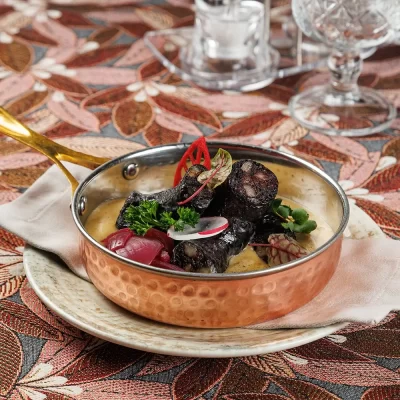 Настоящая крестьянская запечённая кровяная колбаса с соусом из печёного картофеля и овощей от Ресторана «Кухмистр»