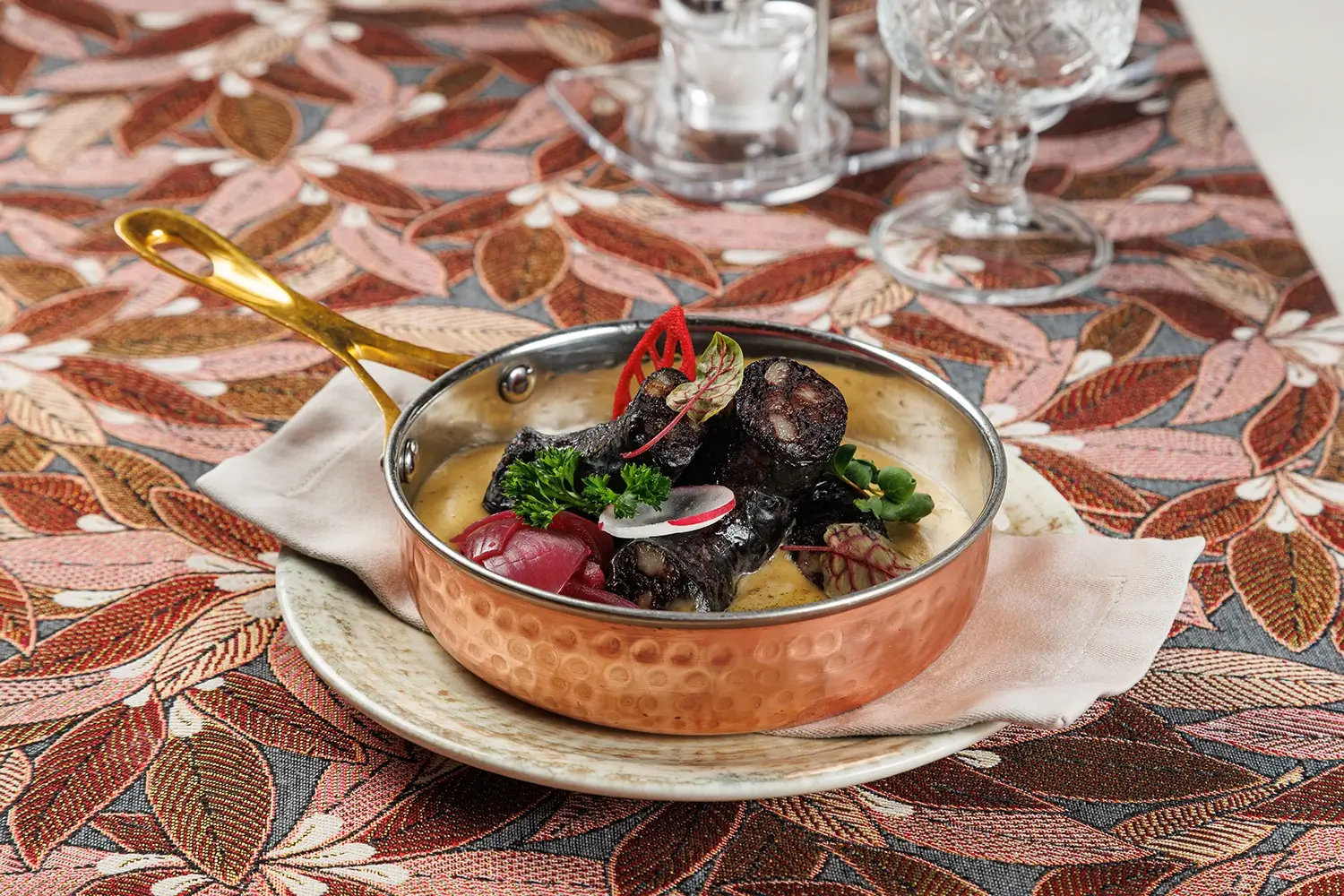 Настоящая крестьянская запечённая кровяная колбаса с соусом из печёного картофеля и овощей от Ресторана «Кухмистр» Настоящая крестьянская запечённая кровяная колбаса с соусом из печёного картофеля и овощей от Ресторана «Кухмистр»