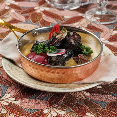 Настоящая крестьянская запечённая кровяная колбаса с соусом из печёного картофеля и овощей от Ресторана «Кухмистр»