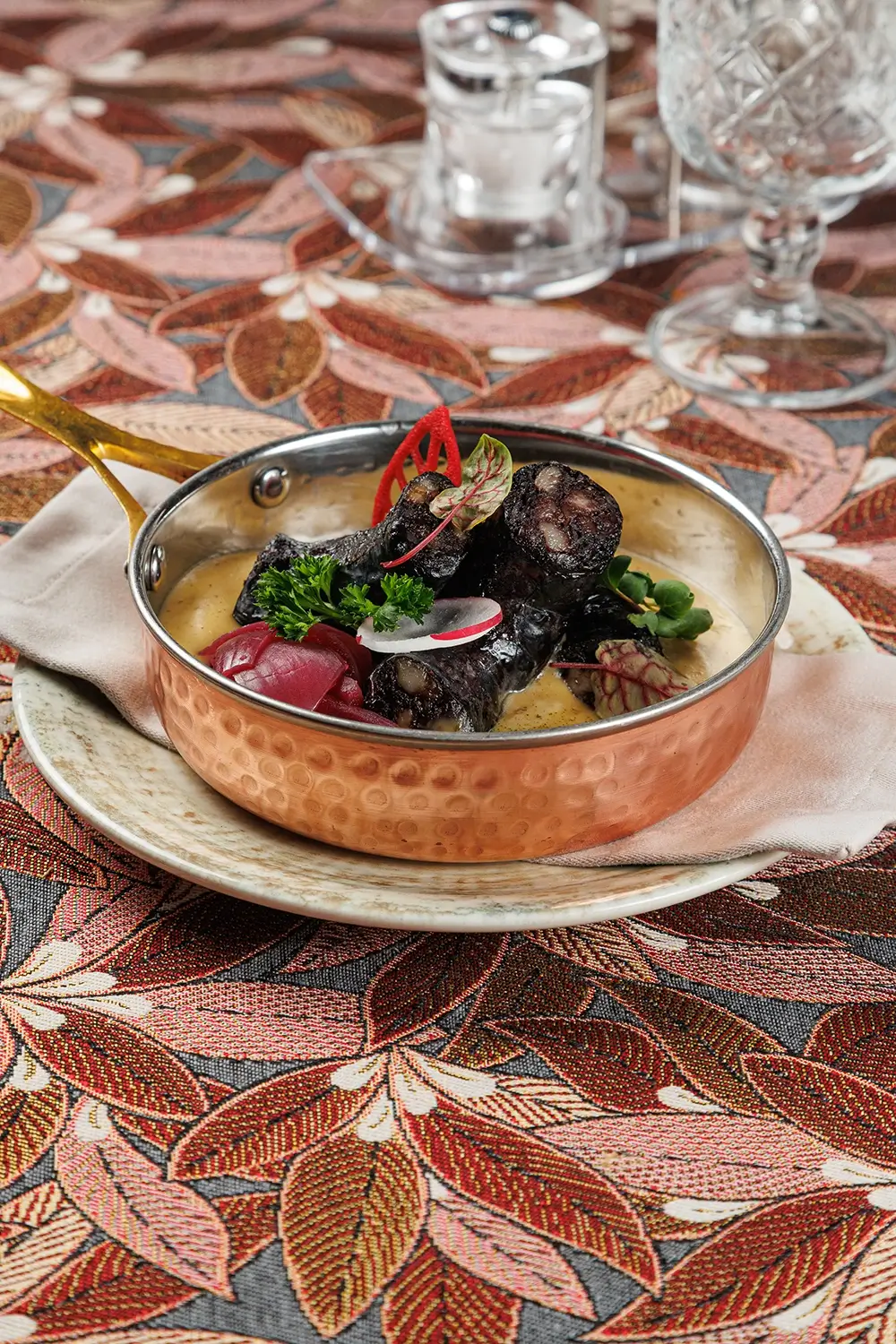 Настоящая крестьянская запечённая кровяная колбаса с соусом из печёного картофеля и овощей от Ресторана «Кухмистр» Настоящая крестьянская запечённая кровяная колбаса с соусом из печёного картофеля и овощей от Ресторана «Кухмистр»