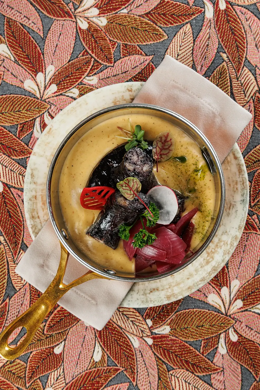 Настоящая крестьянская запечённая кровяная колбаса с соусом из печёного картофеля и овощей от Ресторана «Кухмистр» Настоящая крестьянская запечённая кровяная колбаса с соусом из печёного картофеля и овощей от Ресторана «Кухмистр»