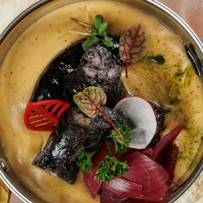 Настоящая крестьянская запечённая кровяная колбаса с соусом из печёного картофеля и овощей от Ресторана «Кухмистр»