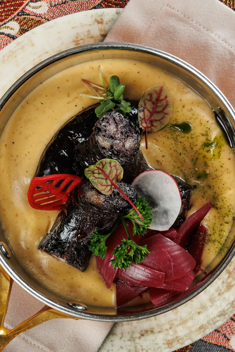 Настоящая крестьянская запечённая кровяная колбаса с соусом из печёного картофеля и овощей от Ресторана «Кухмистр» Настоящая крестьянская запечённая кровяная колбаса с соусом из печёного картофеля и овощей от Ресторана «Кухмистр»