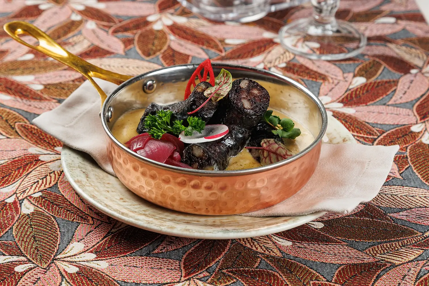 Настоящая крестьянская запечённая кровяная колбаса с соусом из печёного картофеля и овощей от Ресторана «Кухмистр»