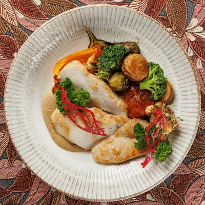 Жареная куриная грудка с овощами на пару от Ресторана «Кухмистр»