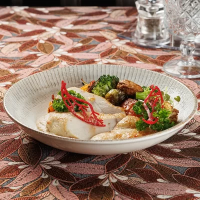 Жареная куриная грудка с овощами на пару от Ресторана «Кухмистр»