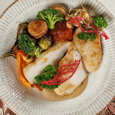 Жареная куриная грудка с овощами на пару от Ресторана «Кухмистр»