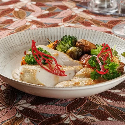 Жареная куриная грудка с овощами на пару от Ресторана «Кухмистр»