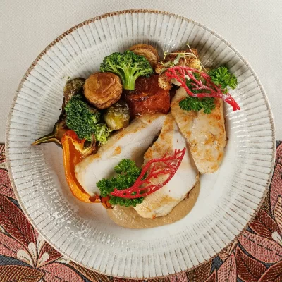 Жареная куриная грудка с овощами на пару от Ресторана «Кухмистр»