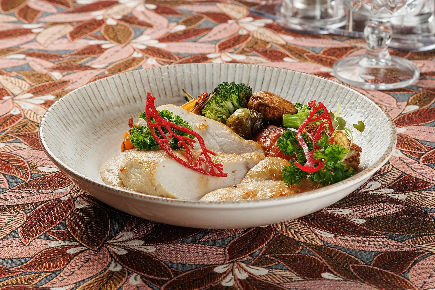 Жареная куриная грудка с овощами на пару от Ресторана «Кухмистр»