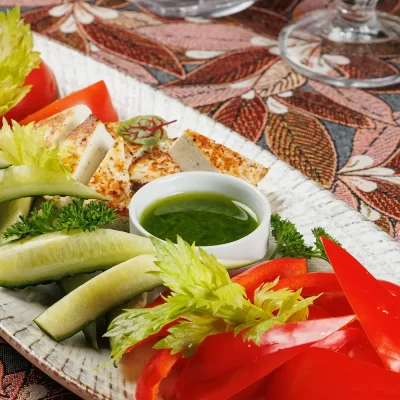 Овощная тарелка с домашним жареным сыром: сезонный набор свежих экологичных овощей от фермерского хозяйства, подается с обжаренным домашним творожным сыром – от Ресторана «Кухмистр»