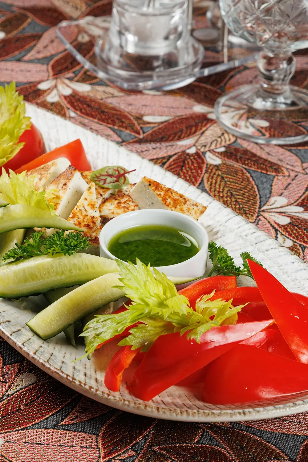 Овощная тарелка с домашним жареным сыром: сезонный набор свежих экологичных овощей от фермерского хозяйства, подается с обжаренным домашним творожным сыром – от Ресторана «Кухмистр» Овощная тарелка с домашним жареным сыром: сезонный набор свежих экологичных овощей от фермерского хозяйства, подается с обжаренным домашним творожным сыром – от Ресторана «Кухмистр»