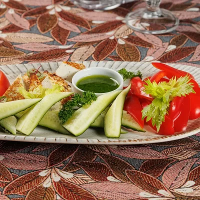 Овощная тарелка с домашним жареным сыром: сезонный набор свежих экологичных овощей от фермерского хозяйства, подается с обжаренным домашним творожным сыром – от Ресторана «Кухмистр»