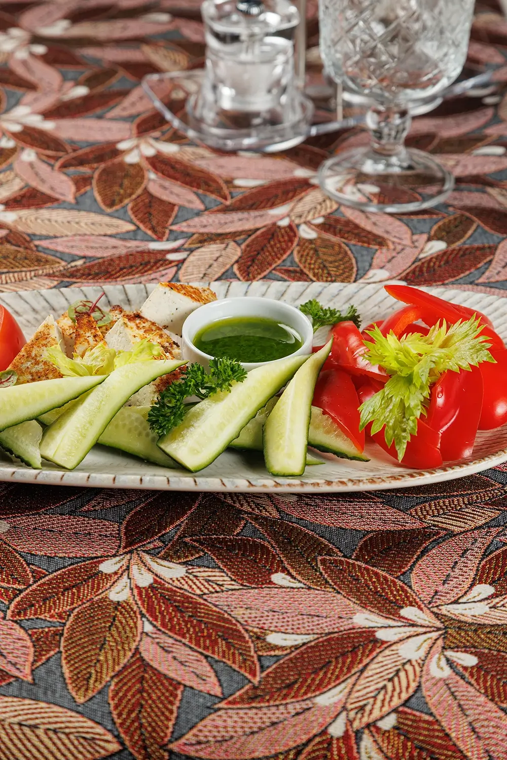 Овощная тарелка с домашним жареным сыром: сезонный набор свежих экологичных овощей от фермерского хозяйства, подается с обжаренным домашним творожным сыром – от Ресторана «Кухмистр» Овощная тарелка с домашним жареным сыром: сезонный набор свежих экологичных овощей от фермерского хозяйства, подается с обжаренным домашним творожным сыром – от Ресторана «Кухмистр»