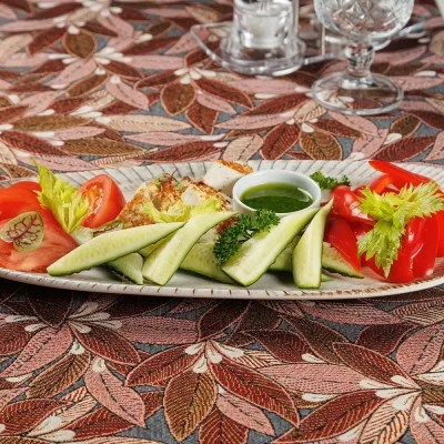 Овощная тарелка с домашним жареным сыром: сезонный набор свежих экологичных овощей от фермерского хозяйства, подается с обжаренным домашним творожным сыром – от Ресторана «Кухмистр»