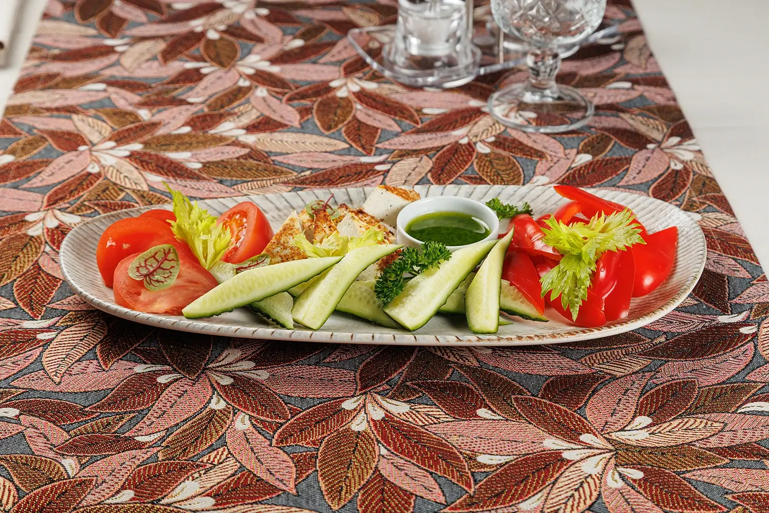 Овощная тарелка с домашним жареным сыром: сезонный набор свежих экологичных овощей от фермерского хозяйства, подается с обжаренным домашним творожным сыром – от Ресторана «Кухмистр» Овощная тарелка с домашним жареным сыром: сезонный набор свежих экологичных овощей от фермерского хозяйства, подается с обжаренным домашним творожным сыром – от Ресторана «Кухмистр»